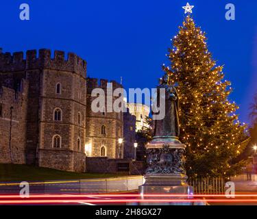 Windsor, Großbritannien - 28th 2021. November: Ein wunderschön beleuchteter Weihnachtsbaum verführt das historische Schloss Windsor in Windsor, in der britischen Grafschaft. Stockfoto
