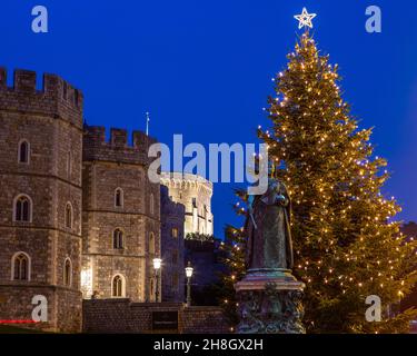 Windsor, Großbritannien - 28th 2021. November: Ein wunderschön beleuchteter Weihnachtsbaum verführt das historische Schloss Windsor in Windsor, in der britischen Grafschaft. Stockfoto