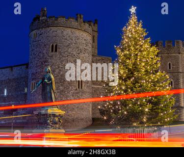 Windsor, Großbritannien - 28th 2021. November: Ein wunderschön beleuchteter Weihnachtsbaum verführt das historische Schloss Windsor in Windsor, in der britischen Grafschaft. Stockfoto
