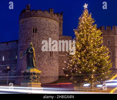 Windsor, Großbritannien - 28th 2021. November: Ein wunderschön beleuchteter Weihnachtsbaum verführt das historische Schloss Windsor in Windsor, in der britischen Grafschaft. Stockfoto