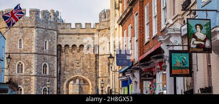 Windsor, Großbritannien - 28th 2021. November: Vintage-Aufhängeschilder an den Außenflächen von Geschäften und Teestuben in der historischen Stadt Windsor, in der britischen Hauptstadt von Britannien. Gewinnen Stockfoto