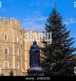 Windsor, Großbritannien - 28th 2021. November: Ein Weihnachtsbaum vor dem historischen Schloss Windsor in der britischen Stadt. Stockfoto