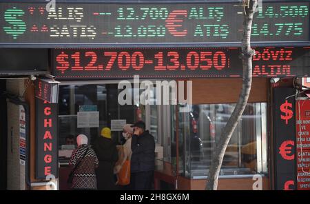 Istanbul, Türkei. 30th. November 2021. Am 30. November 2021 tauschen Menschen in einer Wechselstube in Istanbul, Türkei, Geld aus. Die türkische Währung Lira hat in diesem Jahr rund 40 Prozent ihres Wertes gegenüber dem US-Dollar verloren. Die Währung fiel am 23. November auf ein neues historisches tief gegenüber dem Greenback und ein Dollar wurde bei 13,50 Lira gehandelt. Die türkischen Bürger haben angesichts der hohen Inflation und der Abwertung der nationalen Währung immer größere Schwierigkeiten, die steigenden Preise für fast jeden Artikel zu bewältigen. Quelle: Sadat/Xinhua/Alamy Live News Stockfoto