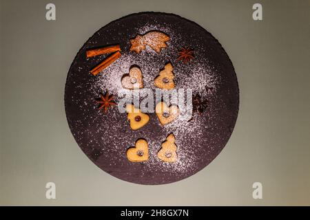 Leckere hausgemachte Kekse auf dunklen Teller.Weihnachts-Cookie-Muster.Winterferien Dessert Ornament Raum für Text.Weihnachten Gewürze.traditionelle Linzer Weihnachten Stockfoto