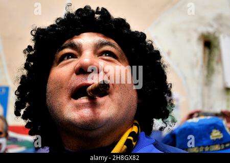 Ein Boca Juniors Fan mit einer Zigarre im Mund feiert auf dem Wandbild von Diego Armando Maradona im Spanischen Viertel, zum Jahrestag der Tannen Stockfoto