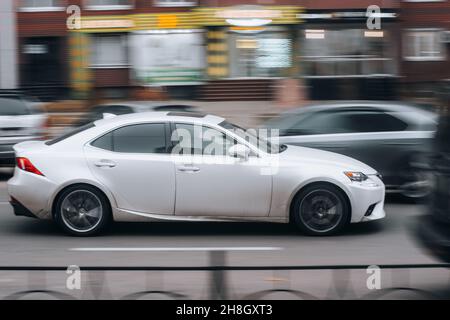 Ukraine, Kiew - 11. November 2021: Weißer Lexus BEWEGT sich auf der Straße. Redaktionell Stockfoto