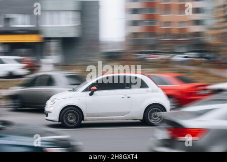 Ukraine, Kiew - 11. November 2021: Weißes smart Forfour Auto bewegt sich auf der Straße. Redaktionell Stockfoto