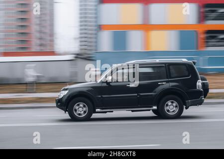 Ukraine, Kiew - 11. November 2021: Schwarzer Mitsubishi Pajero-Wagen fährt auf der Straße. Redaktionell Stockfoto