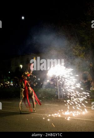 Zauberhafte Herbstparade Hervas Feuerwerk Mann mit Stelzen 3 Stockfoto