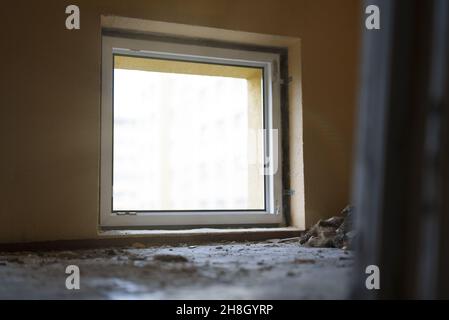 Austausch der alten Fenster im Abschnitt des Wohngebäudes. Stockfoto