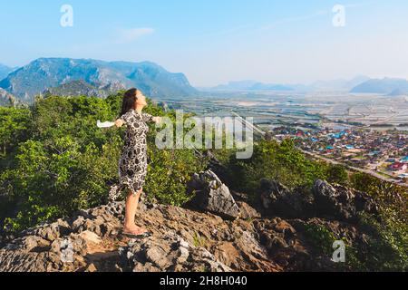 Glückliche Frau entfernen Gesichtsmaske stehen auf dem Berg Atem der frischen Luft. Stockfoto