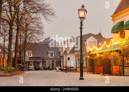 Blick auf den Sonnenuntergang auf dem Kerkplein Stadtplatz mit weihnachtsdekoration in der niederländischen Stadt Hoorn, Niederlande Stockfoto