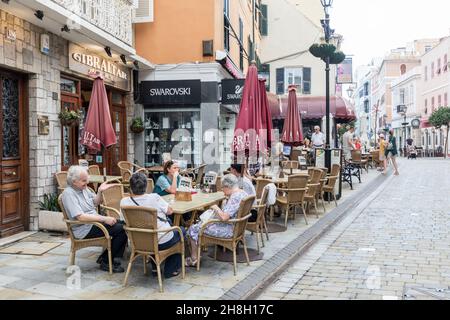 Leute, die im Straßencafé und in der Bar, Hauptstraße, Gibraltar, sitzen Stockfoto
