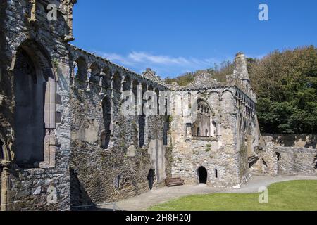 Die große Halle und Kapelle vom Hof, Bishop's Palace, St Davids, Pembrokeshire, Wales, VEREINIGTES KÖNIGREICH Stockfoto