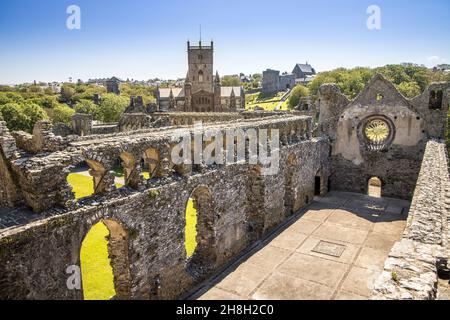 Die große Halle mit der Kathedrale dahinter, Bishop's Palace, St Davids, Pembrokeshire, Wales, VEREINIGTES KÖNIGREICH Stockfoto