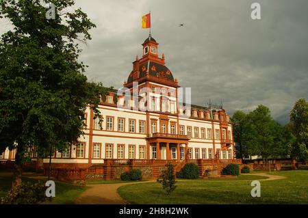 HANAU, DEUTSCHLAND - 13. Mai 2021: Schloss Philippsruhe in Hanau, Deutschland im Abendlicht. Erbaut zwischen 1700 und 1725. Dunkler stürmischer Himmel Stockfoto