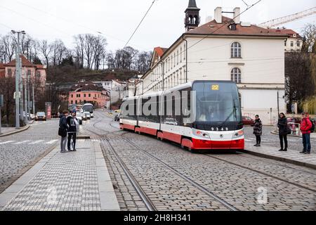 PRAG - 10. März 2020: Moderne dreistufige Straßenbahn Skoda 15T ForCity an der Haltestelle Malostranska Stockfoto