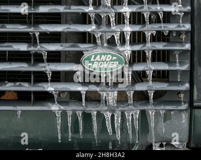 Der traditionelle Land Rover Defender 90 ist perfekt für das Fahren unter arktischen Bedingungen und bei Schnee geeignet Stockfoto