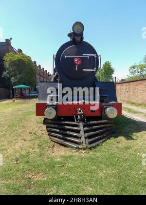 REMEDIOS DE ESCALADA - BUENOS AIRES, ARGENTINIEN - 08. Nov 2021: Große Dampflokomotive der Baureihe 12h für Personenzüge mit großer Länge Vulcan Foundry chas Stockfoto