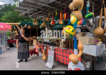 Eine Frau verkauft Souvenirs und lokale Spezialitäten am Straßenrand, Bulgarien, Europa, Stockfoto