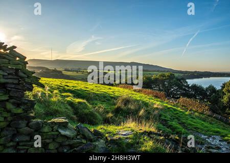 Sonnenaufgang am frühen Morgen von den Feldern über dem Lead Mine Valley Anglezarke mit Blick auf Rivington Pike und die Moore dahinter Stockfoto