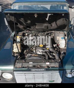 Unter der Motorhaube eines traditionellen Land Rover Defender 90 Stockfoto