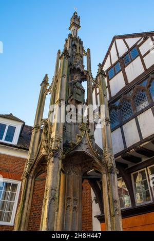 Ein Blick auf das historische Butter Cross oder Market Cross in der Stadt Winchester in Hampshire, Großbritannien. Stockfoto