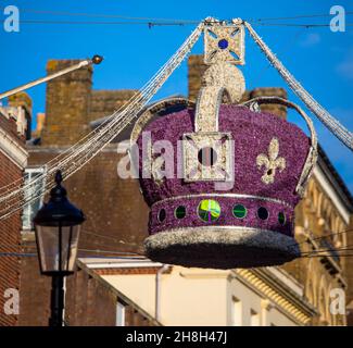 Nahaufnahme einer Weihnachtsdekoration der Royal Crown im Stadtzentrum von Windsor in Berkshire, Großbritannien. Stockfoto