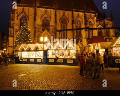 Beleuchteter Weihnachtsmarkt An Der St. Lamberti Kirche, Münster, Nordrhein-Westfalen, Deutschland, Europa Stockfoto