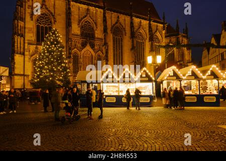 Beleuchteter Weihnachtsmarkt An Der St. Lamberti Kirche, Münster, Nordrhein-Westfalen, Deutschland, Europa Stockfoto