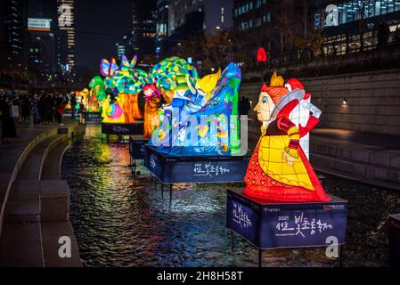 Seoul Lantern Festival entlang Cheonggyecheon Stream in Seoul, Südkorea am 29. November 2021 Stockfoto