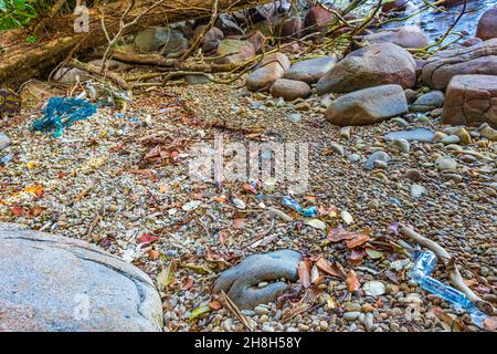 Verschmutzung und Müll an der Küste und Strandlandschaft Panoramablick auf den Lam ru Lamru Nationalpark in Khao Lak Phang-nga Thailand. Stockfoto