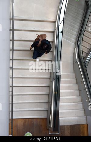 Museumsbesucher steigen die Treppe im Ashmolean Museum Oxford England hinauf Stockfoto