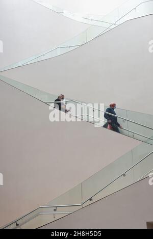 Museumsbesucher auf modernen Treppen oder Treppen im Ashmolean Museum Oxford England Stockfoto