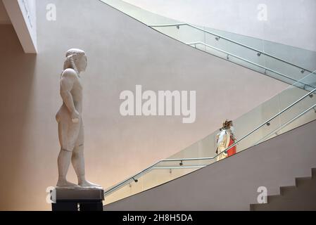 Museumsbesucher steigen die Treppe im Ashmolean Museum Oxford England hinauf Stockfoto