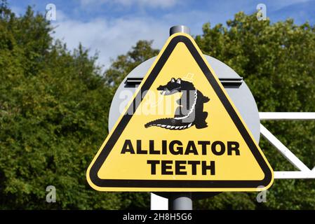 Schild für Alligator Teeth Traffic Control System oder Verkehrsrichtungsanzeiger am Eingang oder Ausgang zum Parkplatz Stockfoto