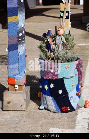 Dekorativer Patchwork-Blumentopf, Blumentopf oder Blumentopf mit Scarecrow-Puppe Stockfoto