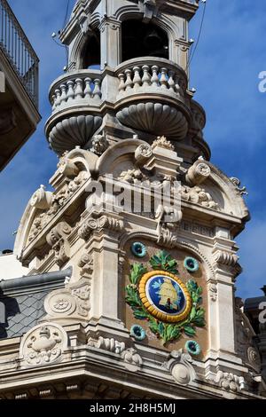 Keramikfliesen aus Bienenstock-Design auf barockem Glockenturm oder Uhrenturm des Tribunals im Belle-Epopue-Stil von 1895 Administratif Toulon Var Provence Frankreich Stockfoto