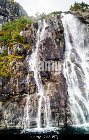 Felsformation im Lysefjord mit dem berühmten Wasserfall Hengjanefossen Stockfoto