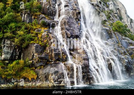 Felsformation im Lysefjord mit dem berühmten Wasserfall Hengjanefossen Stockfoto