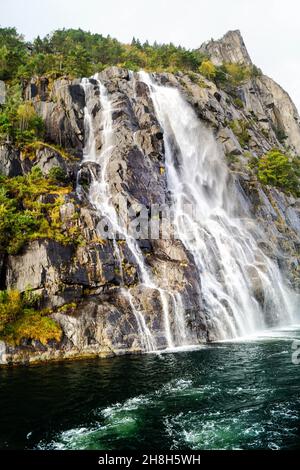 Felsformation im Lysefjord mit dem berühmten Wasserfall Hengjanefossen Stockfoto