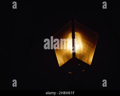 Nahaufnahme einer Straßenlaterne in der Nacht Stockfoto
