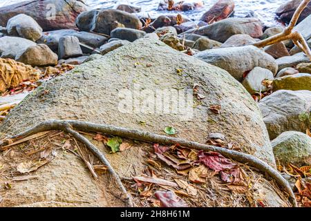 Großer, riesiger Felsbrocken-Stein in der wunderschönen atemberaubenden Küstenlinie und Strandlandschaft Panoramablick auf den Lam ru Lamru Nationalpark in Khao Lak Phang-n Stockfoto