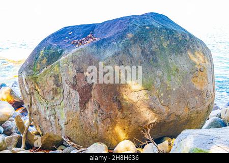 Großer, riesiger Felsbrocken-Stein in der wunderschönen atemberaubenden Küstenlinie und Strandlandschaft Panoramablick auf den Lam ru Lamru Nationalpark in Khao Lak Phang-n Stockfoto