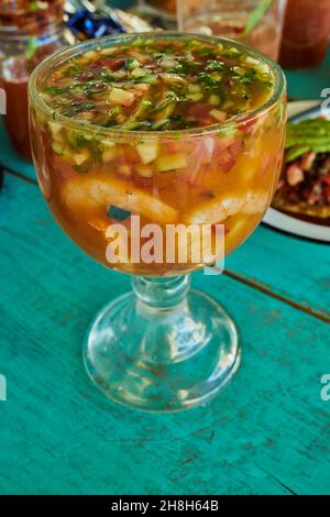 Garnelencocktail in einem Glas mit Avocado und Brühe Stockfoto