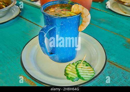 Garnelencocktail in einem Glas mit Avocado und Brühe Stockfoto