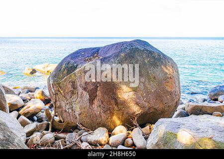 Großer, riesiger Felsbrocken-Stein in der wunderschönen atemberaubenden Küstenlinie und Strandlandschaft Panoramablick auf den Lam ru Lamru Nationalpark in Khao Lak Phang-n Stockfoto