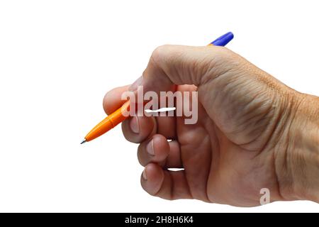 Gelb mit einem blauen Füllfederhalter in der Hand, Nahaufnahme auf hellem Hintergrund. Isoliert. Stockfoto