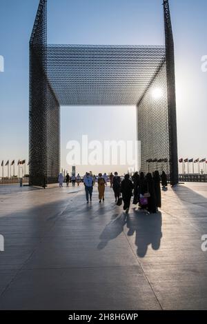 Eines der Carbon-Eingangsportale auf der Expo 2020 in Dubai Stockfoto