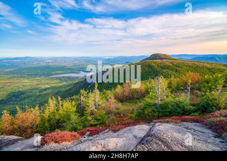 Atemberaubendes Panorama auf den Berg Lac-des-Cygnes und die Herbstfarben, Charlevoix, QC, Kanada Stockfoto